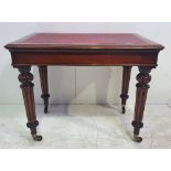 A GOOD QUALITY 19TH CENTURY LEATHER TOPPED NEATLY SIZED DESK / LIBRARY TABLE, raised on fluted and