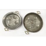 A PAIR OF VICTORIAN BRASS EGG POACHING PAN POTS, with brass handles, in good condition with