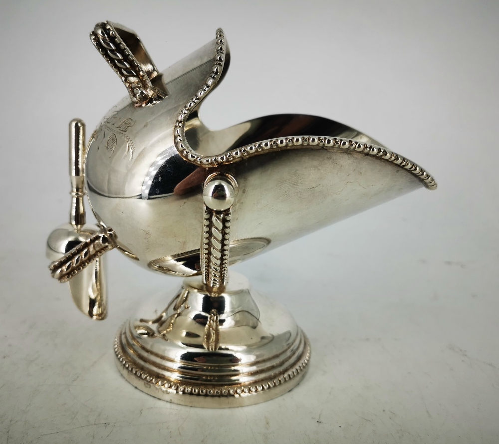 A GOOD QUALITY SILVER PLATED SUGAR BOWL, in the form of a helmet, with a shovel spoon, 14cm long - Image 2 of 3