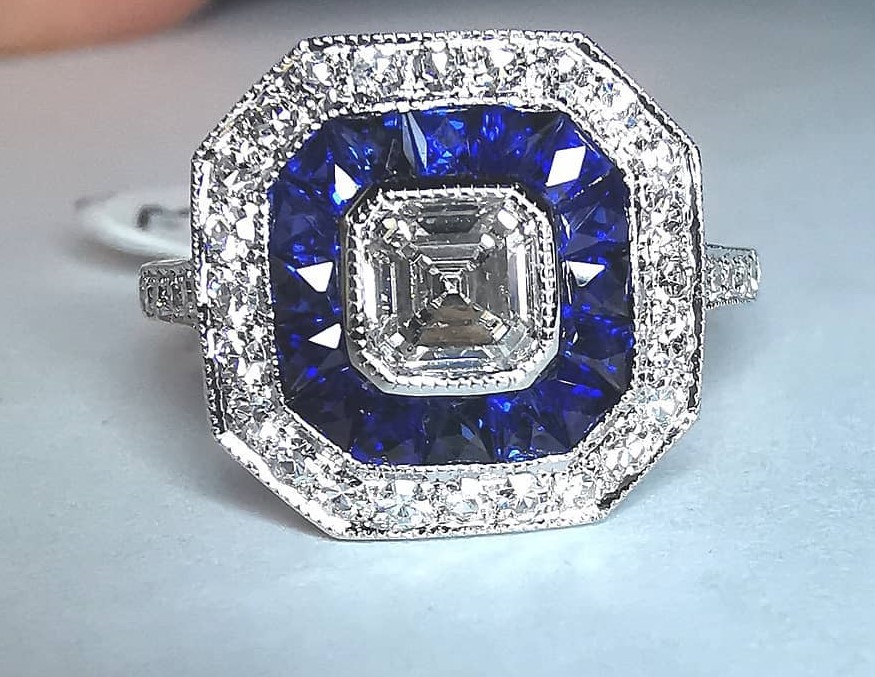 AN INCREDIBLE PLATINUM SAPPHIRE AND DIAMOND TARGET RING, with top quality natural gemstones