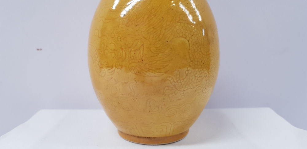 A YELLOW-GLAZED INCISED DRAGON BOTTLE VASE, decorated with images of dragons to the body and - Image 2 of 10