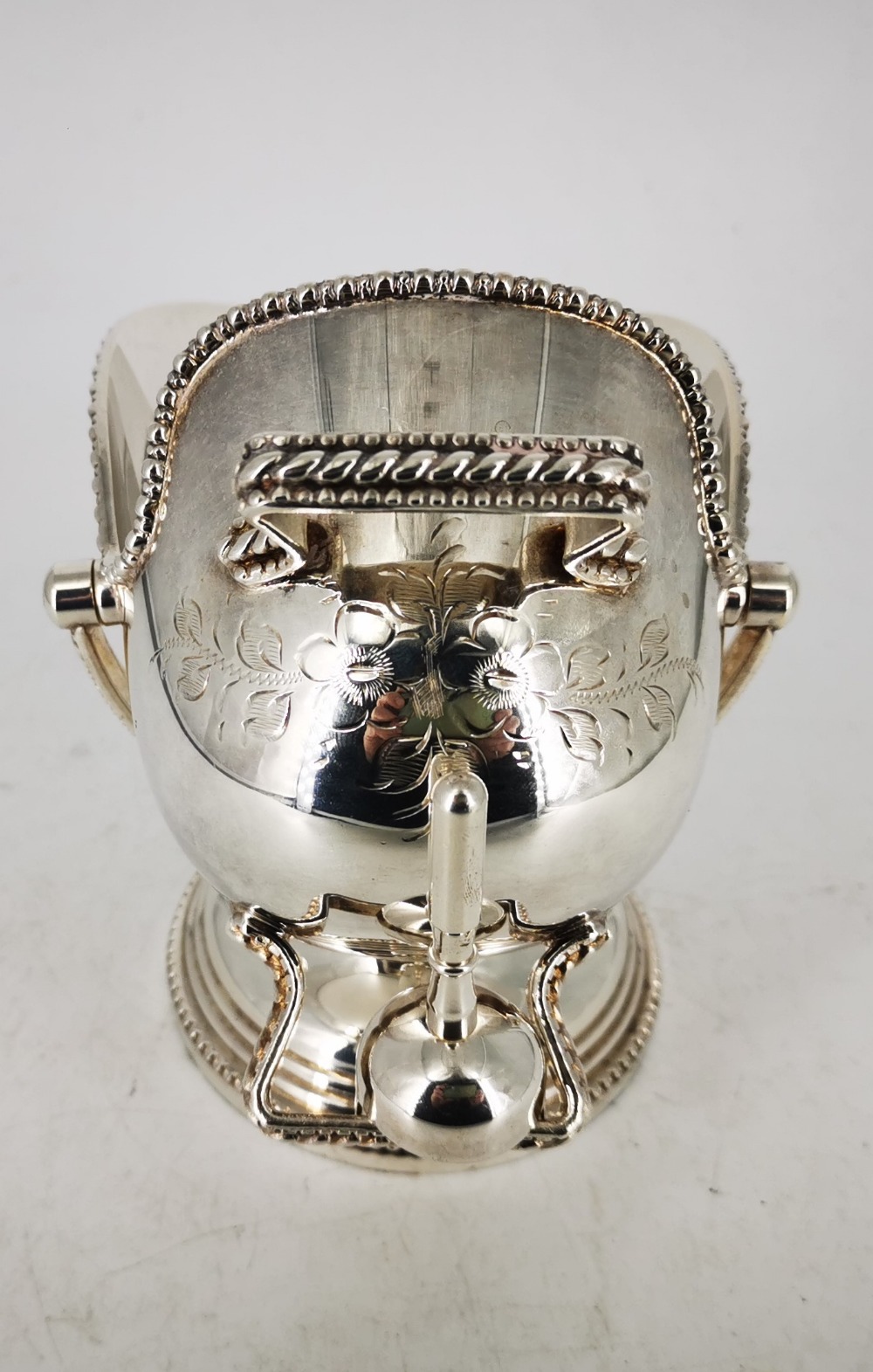 A GOOD QUALITY SILVER PLATED SUGAR BOWL, in the form of a helmet, with a shovel spoon, 14cm long
