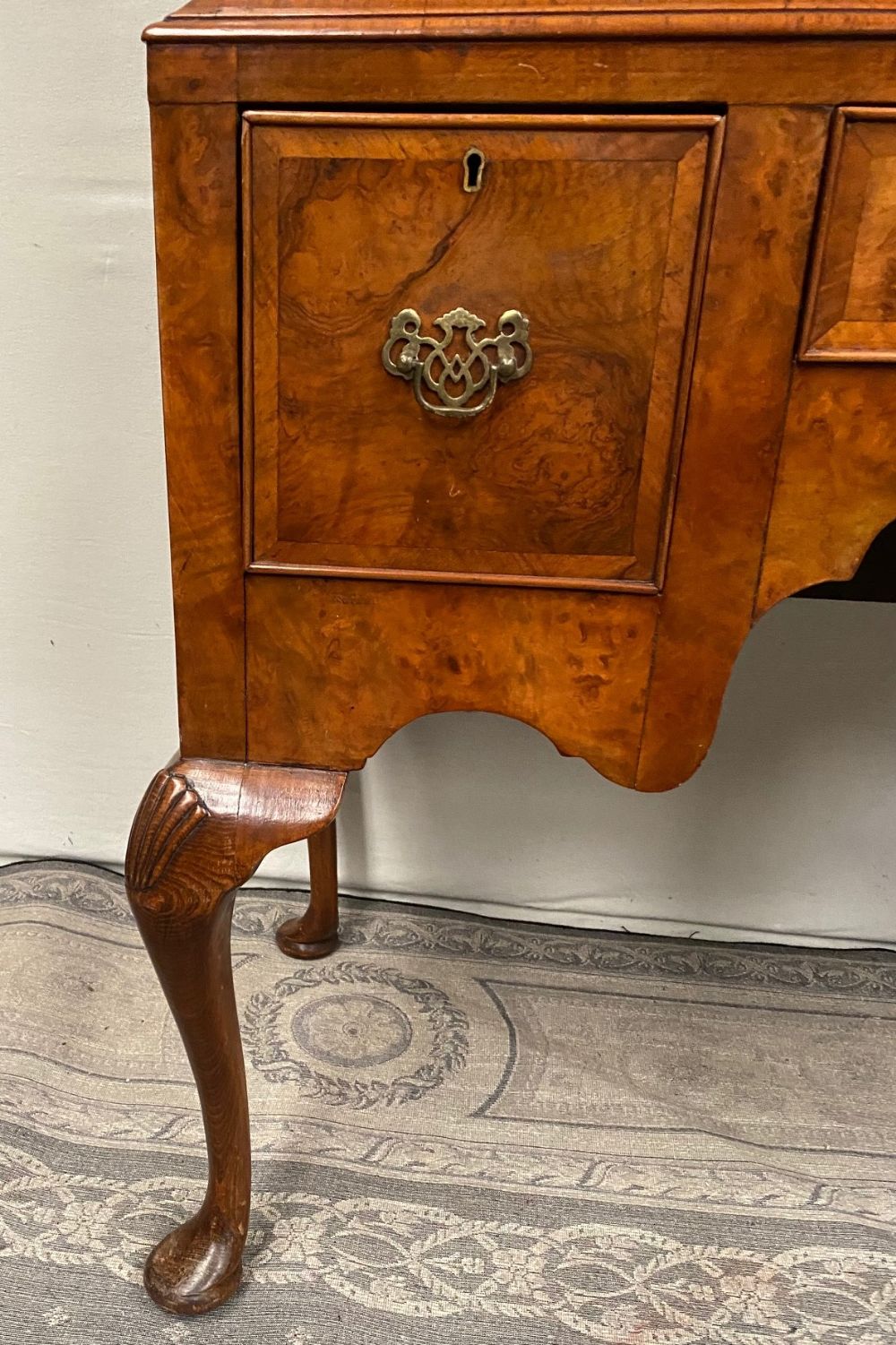 A VERY FINE QUEEN ANNE STYLE WALNUT CHEST ON STAND OR HIGH BOY, with cross-banded detail to the - Image 4 of 6