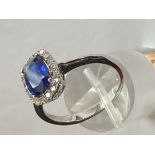 A STUNNING 18CT WHITE GOLD VINTAGE CUSHION CUT CEYLON SAPPHIRE RING, the central sapphire surrounded