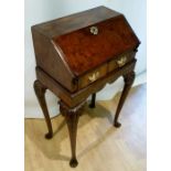 A VERY FINE NEATLY SIZED 18TH CENTURY AND LATER WALNUT BUREAU / LADIES WRITING DESK, on a stand,