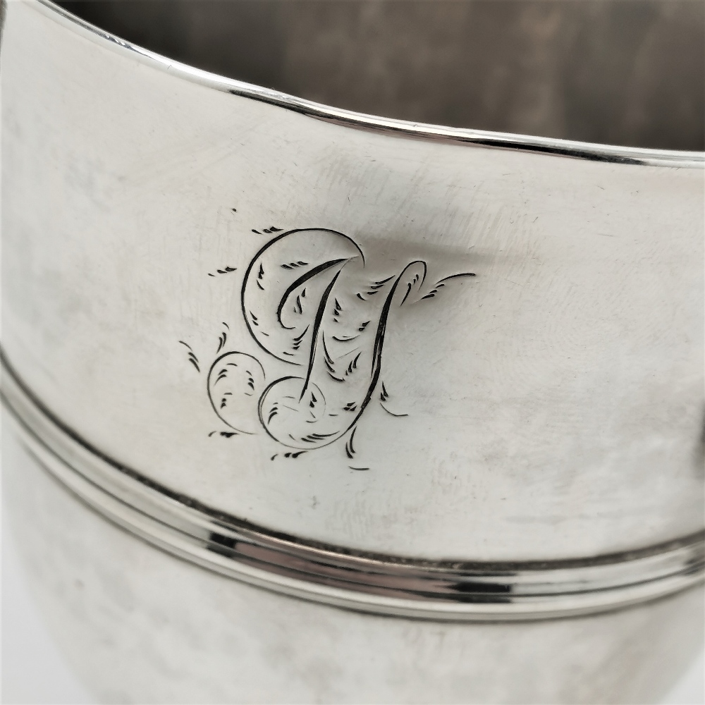 A PAIR OF MID 18TH CENTURY IRISH SILVER TWO HANDLED CUPS, Dublin, 1753, with maker mark of DK within - Image 4 of 4