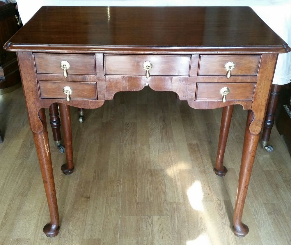 A VERY FINE GEORGE III MAHOGANY LOWBOY, with moulded top over a front shaped apron with five cock - Image 2 of 3
