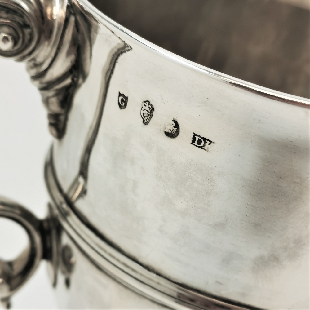 A PAIR OF MID 18TH CENTURY IRISH SILVER TWO HANDLED CUPS, Dublin, 1753, with maker mark of DK within - Image 3 of 4