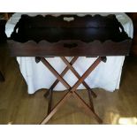 AN 18TH CENTURY OAK AND MAHOGANY BUTLERS TRAY, with shaped gallery sides, having pierced sides to