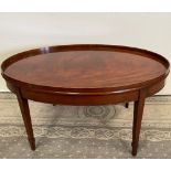 A VERY FINE OVAL SHAPED MAHOGANY INLAID COFFEE TABLE, with raised gallery edge having inlaid detail,