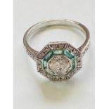 AN 18CT WHITE GOLD ART DECO STYLE COLUMBIAN EMERALD AND DIAMOND TARGET RING, with centre diamond .