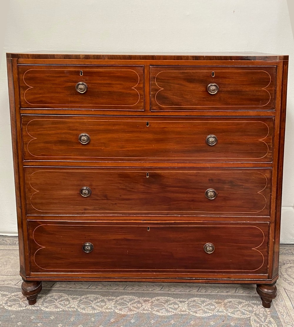 A VERY FINE REGENCY MAHOGANY INLAID CHEST OF DRAWERS, with cross-banded top and canted front corners