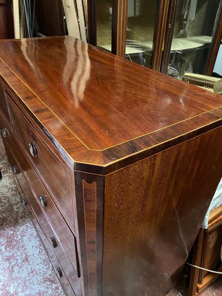 A VERY FINE REGENCY MAHOGANY INLAID CHEST OF DRAWERS, with cross-banded top and canted front corners - Image 6 of 7