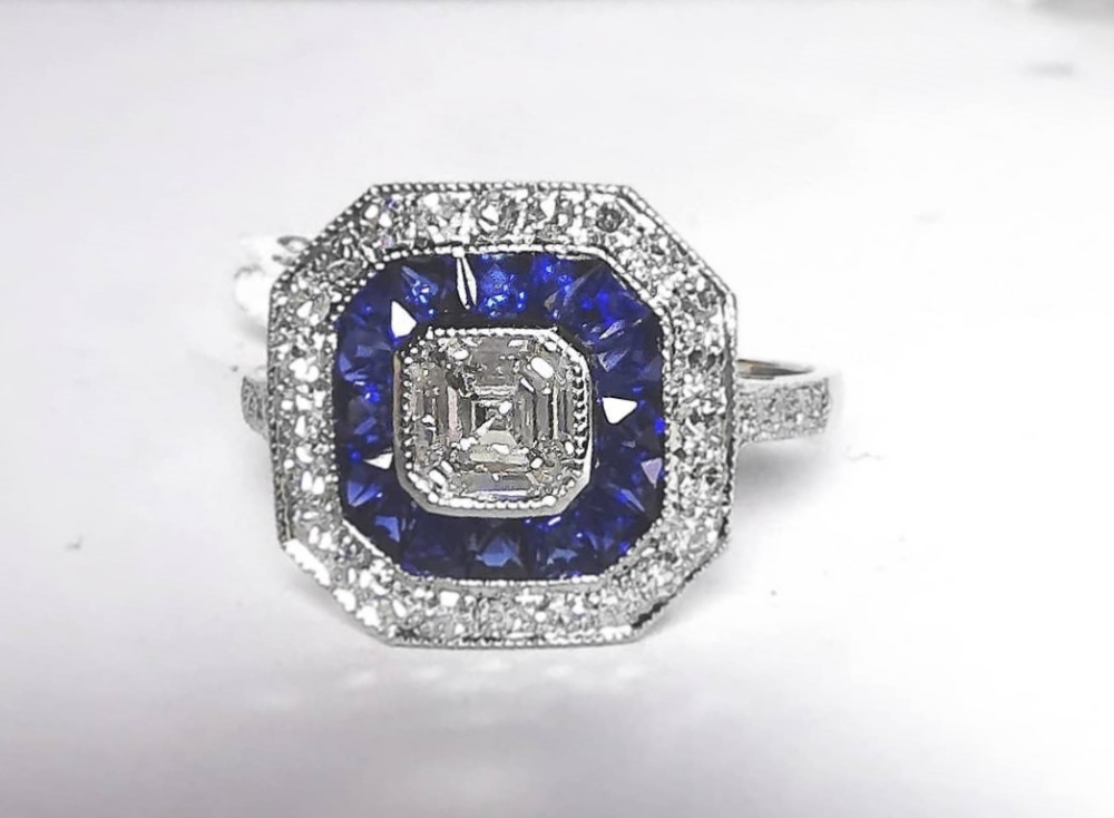 AN INCREDIBLE PLATINUM SAPPHIRE AND DIAMOND TARGET RING, with top quality natural gemstones - Image 3 of 4