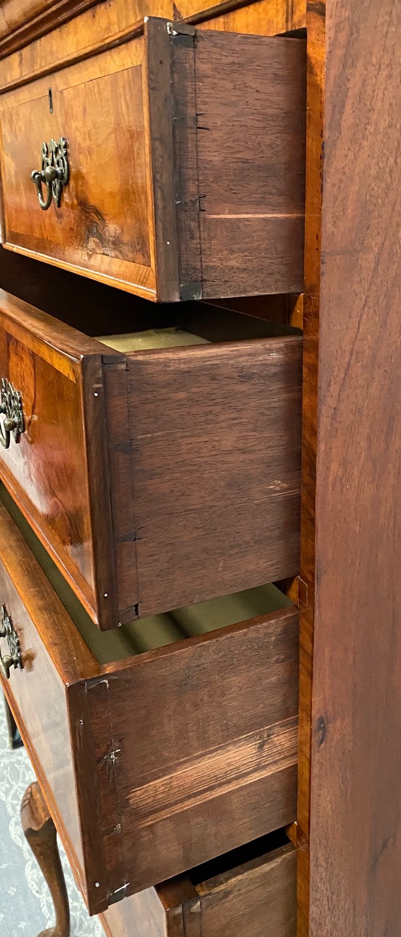 A VERY FINE QUEEN ANNE STYLE WALNUT CHEST ON STAND OR HIGH BOY, with cross-banded detail to the - Image 6 of 6