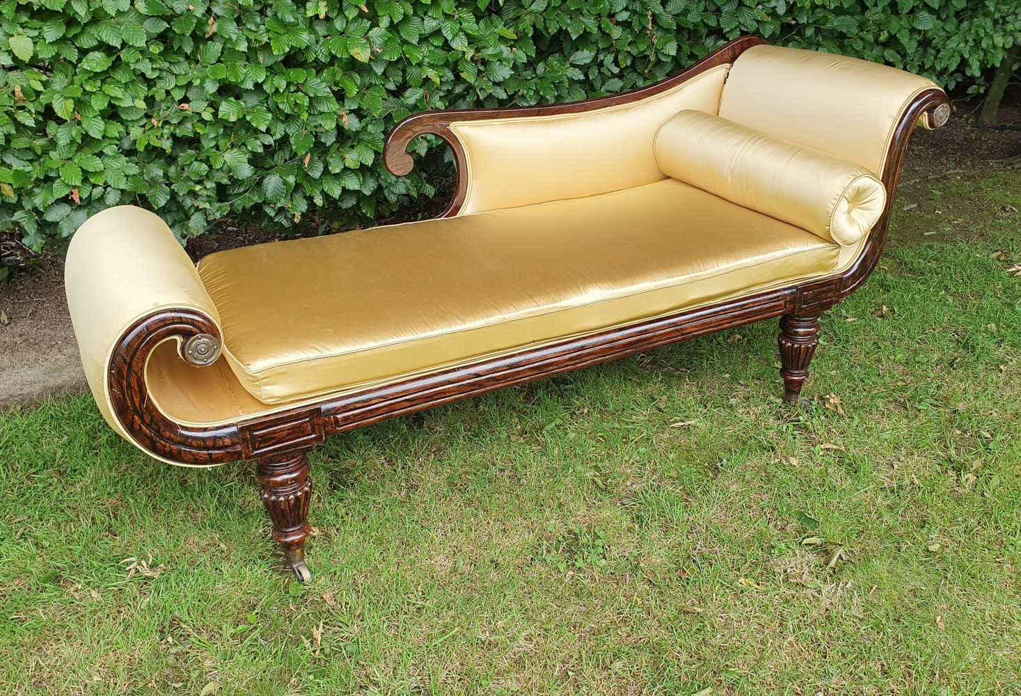 A VERY GOOD QUALITY EARLY 19TH CENTURY REGENCY STYLE SIMULATED ROSEWOOD CHAISE LONGUE, fully restore - Image 2 of 3