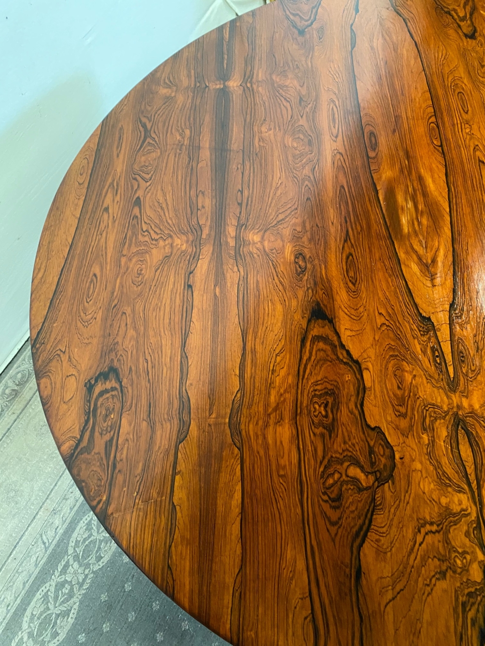 A GOOD QUALITY REGENCY ROSEWOOD CIRCULAR COFFEE TABLE, raised on a short turned column support with - Image 5 of 5