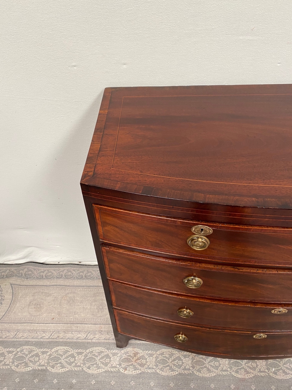 A VERY FINE AND ATTRACTIVE BOW FRONTED REGENCY MAHOGANY CHEST OF DRAWERS, with cross-banded and inla - Image 3 of 6