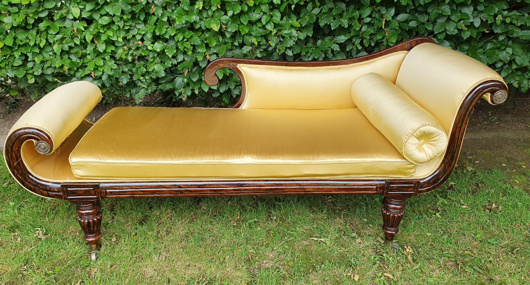 A VERY GOOD QUALITY EARLY 19TH CENTURY REGENCY STYLE SIMULATED ROSEWOOD CHAISE LONGUE, fully restore