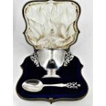 AN EARLY 20TH CENTURY CASED CHRISTENING MUG AND SPOON, London, date letter of P for 1910. Maker’s Ma