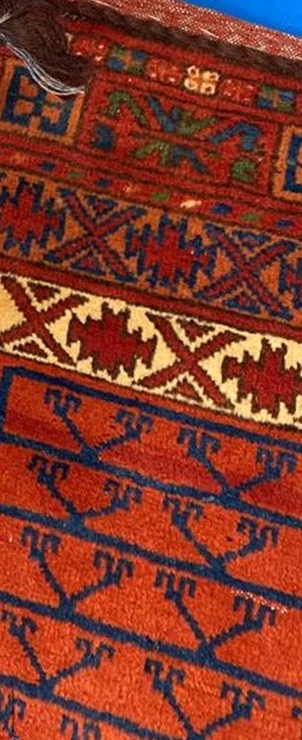 A VERY FINE RARE HATCHLI CARPET, hand woven in the Northern Provinces of Afghanistan c.1980. Materia - Image 4 of 4