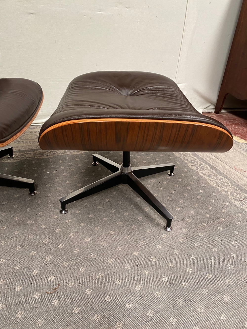 A CONTEMPORARY MID CENTURY MODERN STYLE LEATHER RECLINER CHAIR WITH FOOT STOOL, with rosewood frame - Image 3 of 6