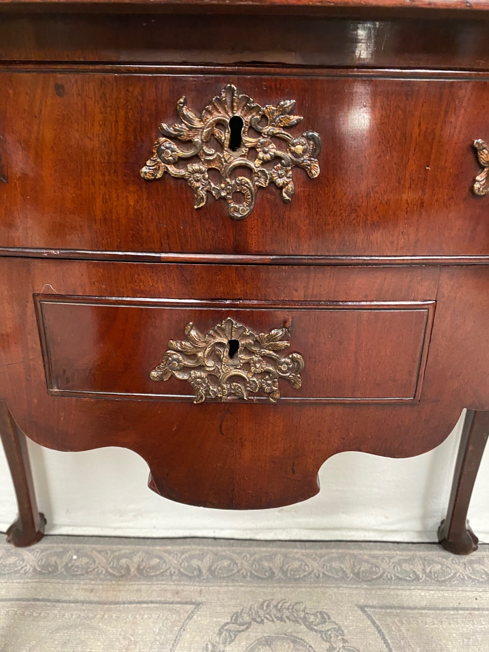 A VERY FINE REGENCY MAHOGANY LOW BOY, of nice neat proportions, with serpentine shaped top and sligh - Image 5 of 7