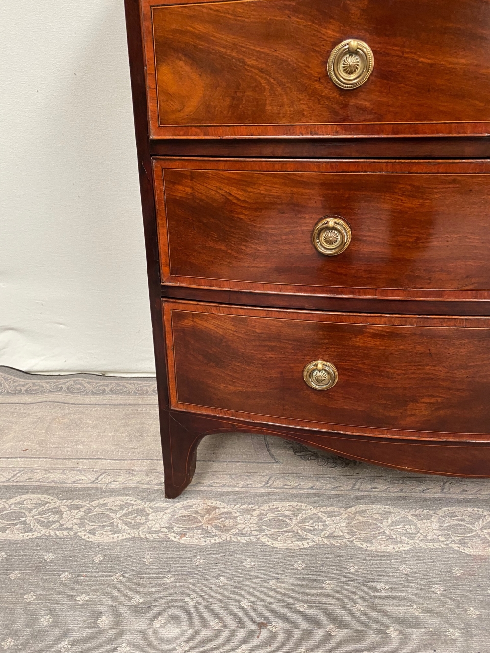 A VERY FINE AND ATTRACTIVE BOW FRONTED REGENCY MAHOGANY CHEST OF DRAWERS, with cross-banded and inla - Image 4 of 6