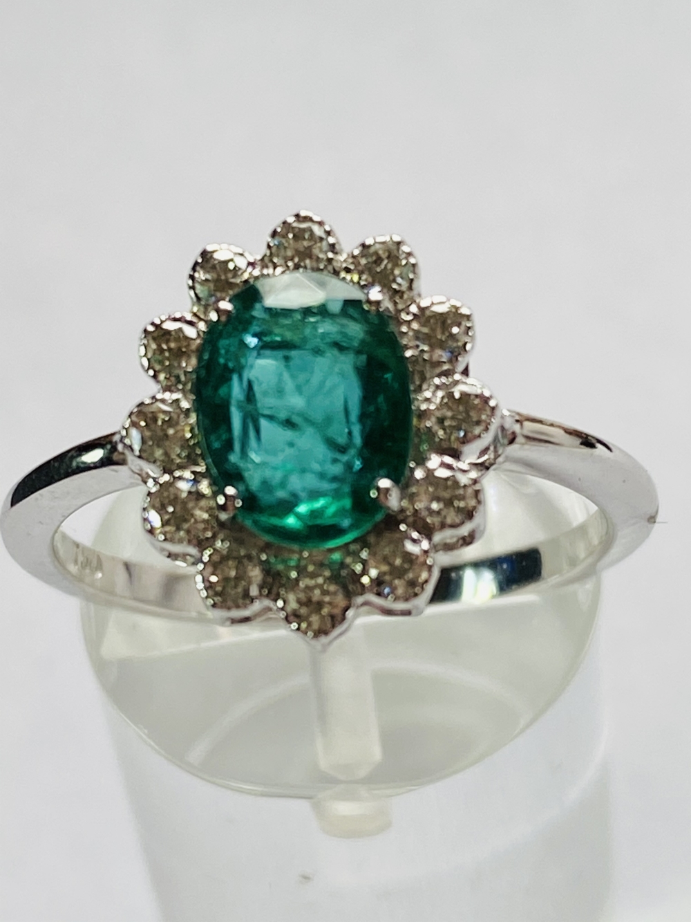 A BEAUTIFUL 18CT WHITE GOLD COLUMBIAN EMERALD AND DIAMOND CLUSTER RING, a wonderful handmade ring of - Image 4 of 8