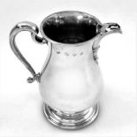 AN EARLY 20TH CENTURY GEORGIAIN STYLE WATER EWER / JUG, London, 1979, maker mark of Boodle and Dunth