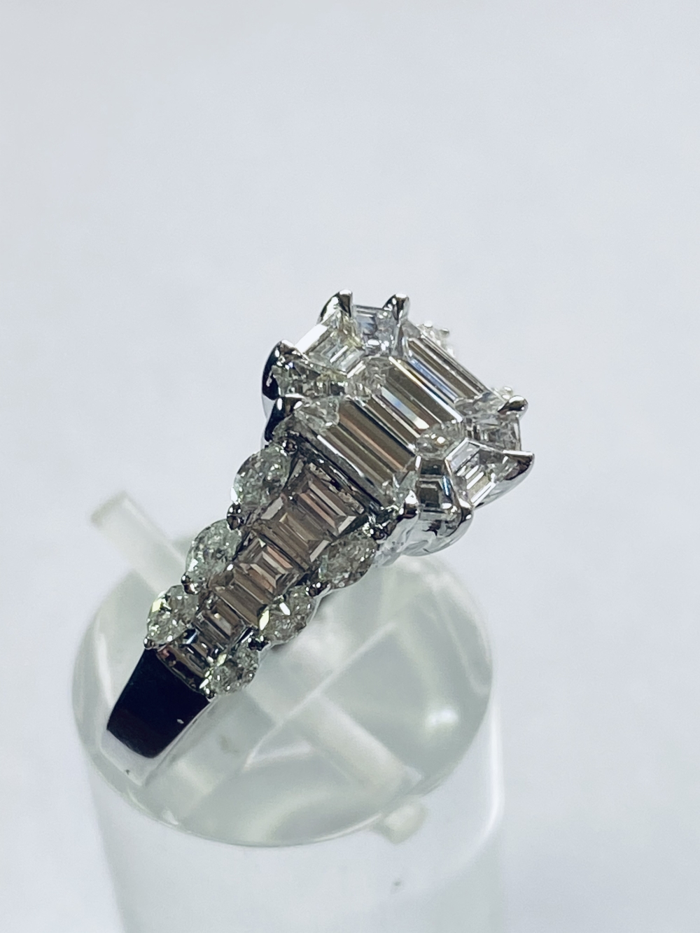 A STUNNING 18CT WHITE GOLD BAGUETTE DIAMOND RING, the baguettes are complimented by marquise diamond - Image 4 of 7