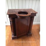 A LATE 19TH / EARLY 20TH CENTURY MAHOGANY WASH STAND, having a pierced top for a wash bowl to sit, o