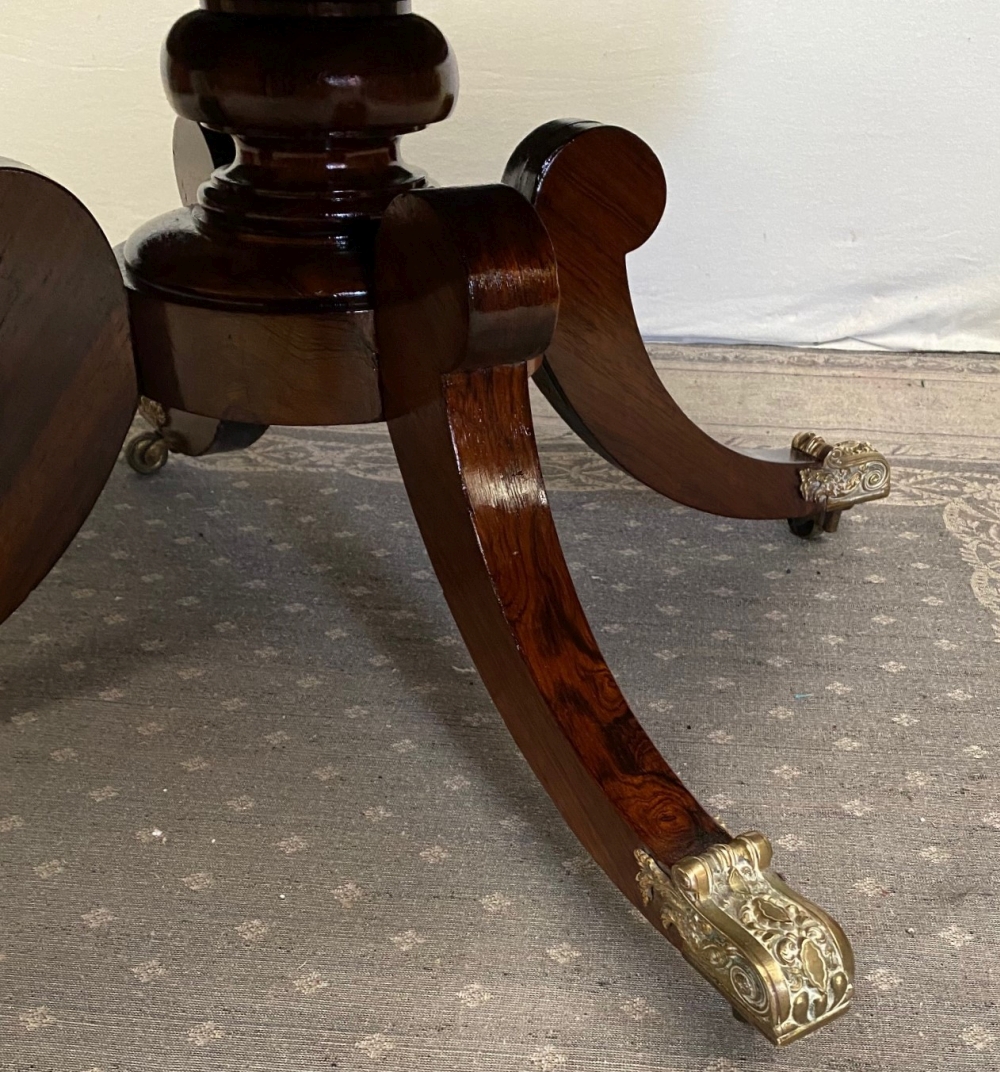 A GOOD QUALITY REGENCY ROSEWOOD CIRCULAR COFFEE TABLE, raised on a short turned column support with - Image 3 of 5