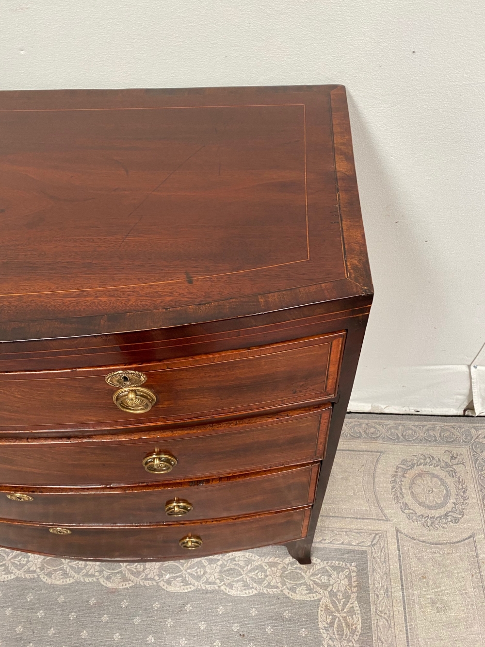 A VERY FINE AND ATTRACTIVE BOW FRONTED REGENCY MAHOGANY CHEST OF DRAWERS, with cross-banded and inla - Image 5 of 6