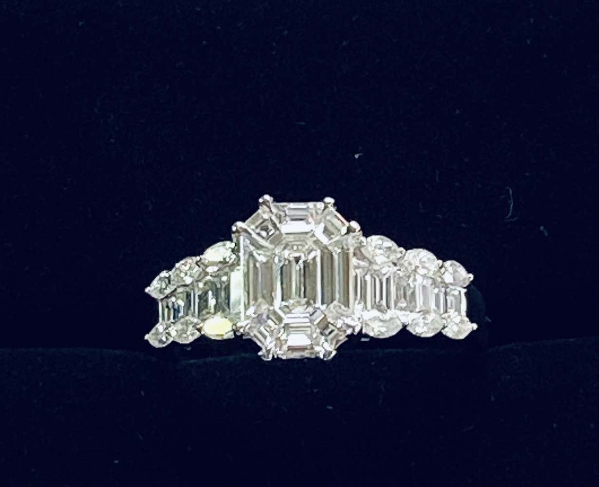 A STUNNING 18CT WHITE GOLD BAGUETTE DIAMOND RING, the baguettes are complimented by marquise diamond