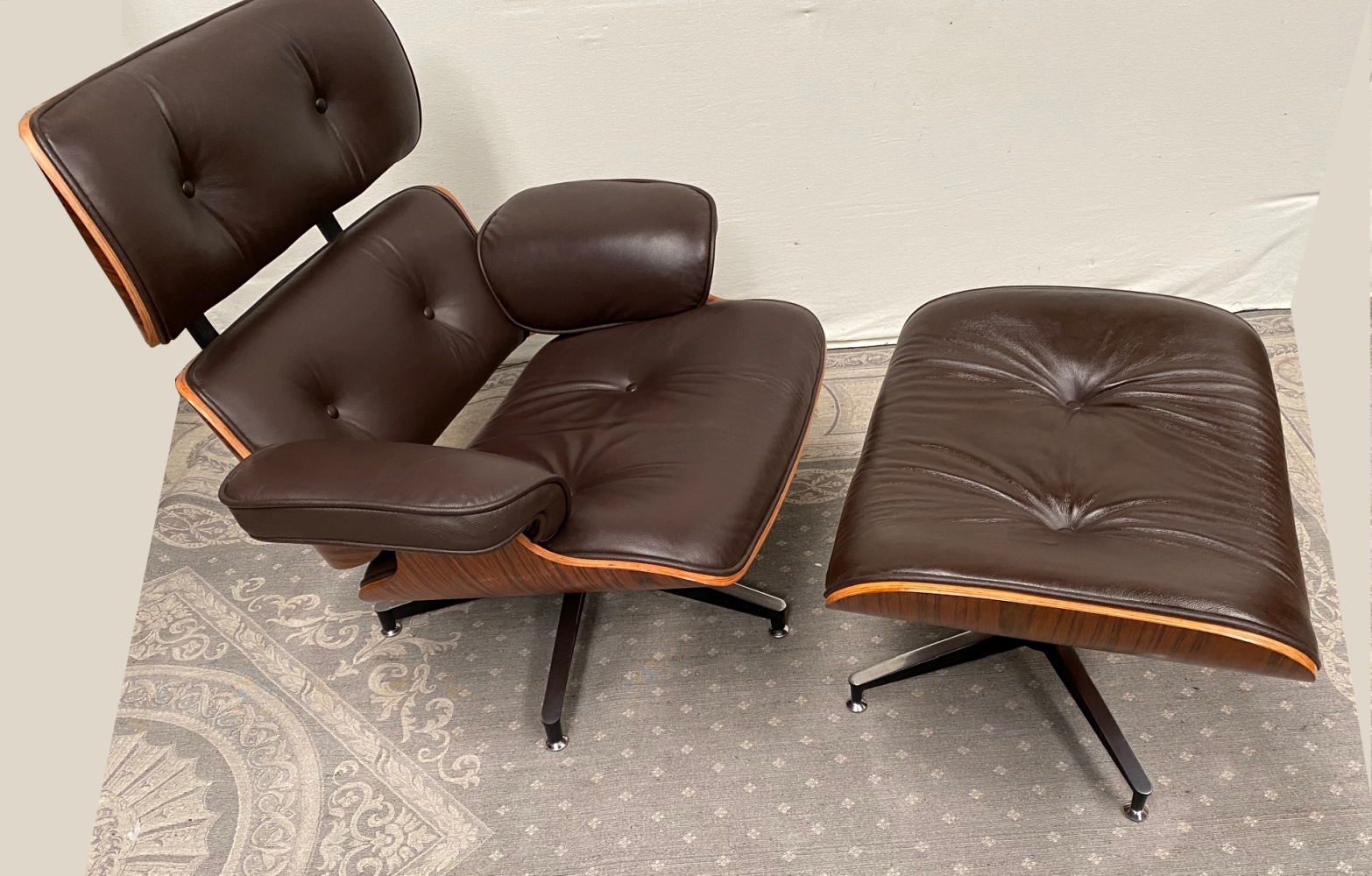 A CONTEMPORARY MID CENTURY MODERN STYLE LEATHER RECLINER CHAIR WITH FOOT STOOL, with rosewood frame