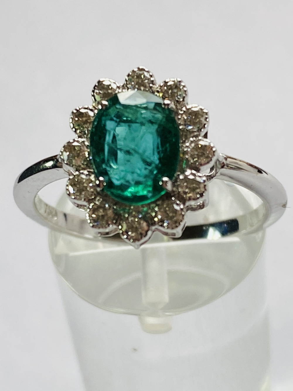 A BEAUTIFUL 18CT WHITE GOLD COLUMBIAN EMERALD AND DIAMOND CLUSTER RING, a wonderful handmade ring of - Image 8 of 8