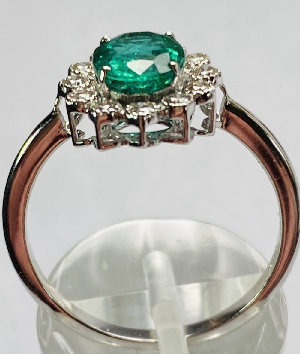 A BEAUTIFUL 18CT WHITE GOLD COLUMBIAN EMERALD AND DIAMOND CLUSTER RING, a wonderful handmade ring of - Image 6 of 8