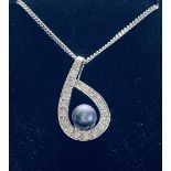 A FANTASTIC 18CT WHITE GOLD DIAMOND AND BLACK PEARL PENDANT NECKLACE, an exquisitely elegant piece o