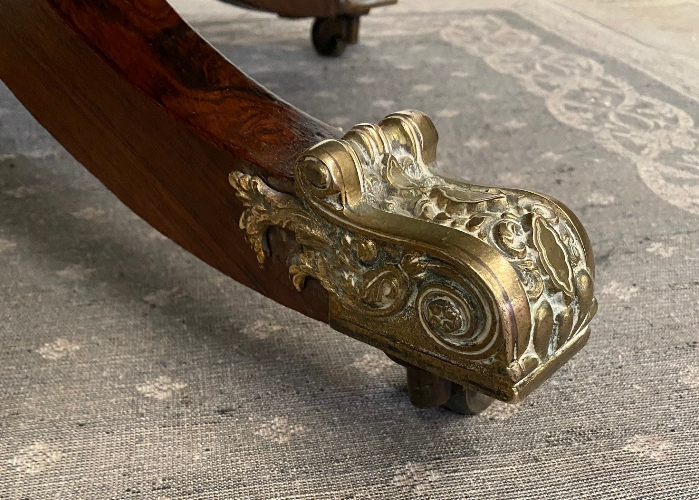 A GOOD QUALITY REGENCY ROSEWOOD CIRCULAR COFFEE TABLE, raised on a short turned column support with - Image 4 of 5