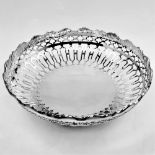 A VERY FINE EARLY 20TH CENTURY SILVER BASKET, Sheffield, 1919 by William Hutton and Sons, with pierc