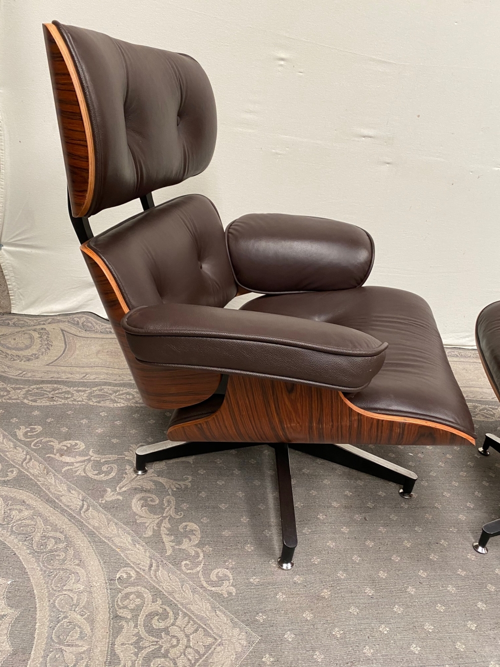 A CONTEMPORARY MID CENTURY MODERN STYLE LEATHER RECLINER CHAIR WITH FOOT STOOL, with rosewood frame - Image 2 of 6
