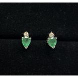 A LOVELY PAIR OF 14CT WHITE GOLD DIAMOND AND COLOMBIAN EMERALD STUD EARRINGS