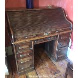 A GLOBE WERNICKE COMPANY ROLL TOP OFFICE DESK / BUREAU DESK, the roll top opens to reveal compartmen