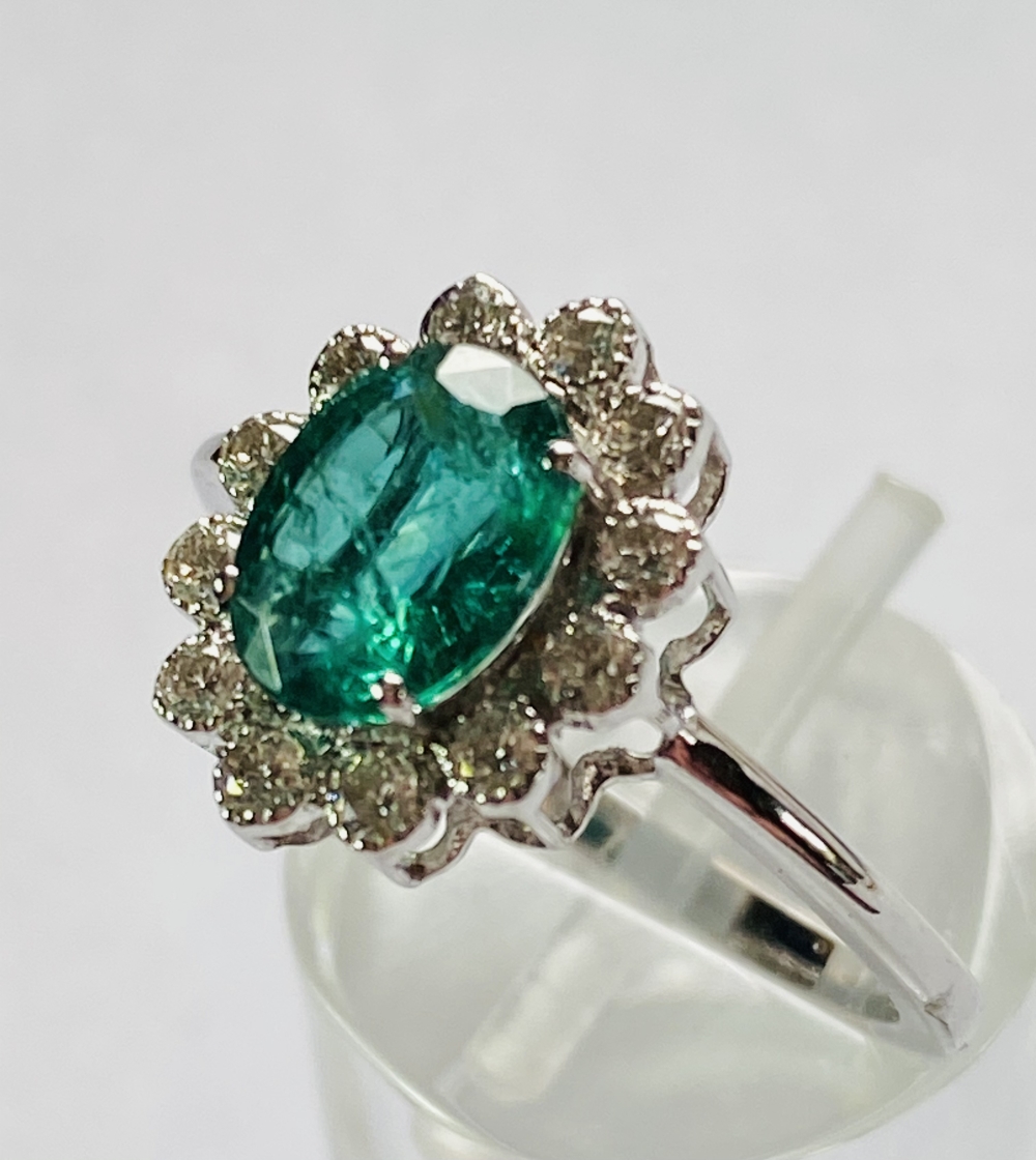 A BEAUTIFUL 18CT WHITE GOLD COLUMBIAN EMERALD AND DIAMOND CLUSTER RING, a wonderful handmade ring of - Image 5 of 8