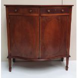 A GOOD QUALITY EDWARDIAN SERPENTINE SHAPED 2 DOOR CABINET, with cross-banded top over 2 drawers each