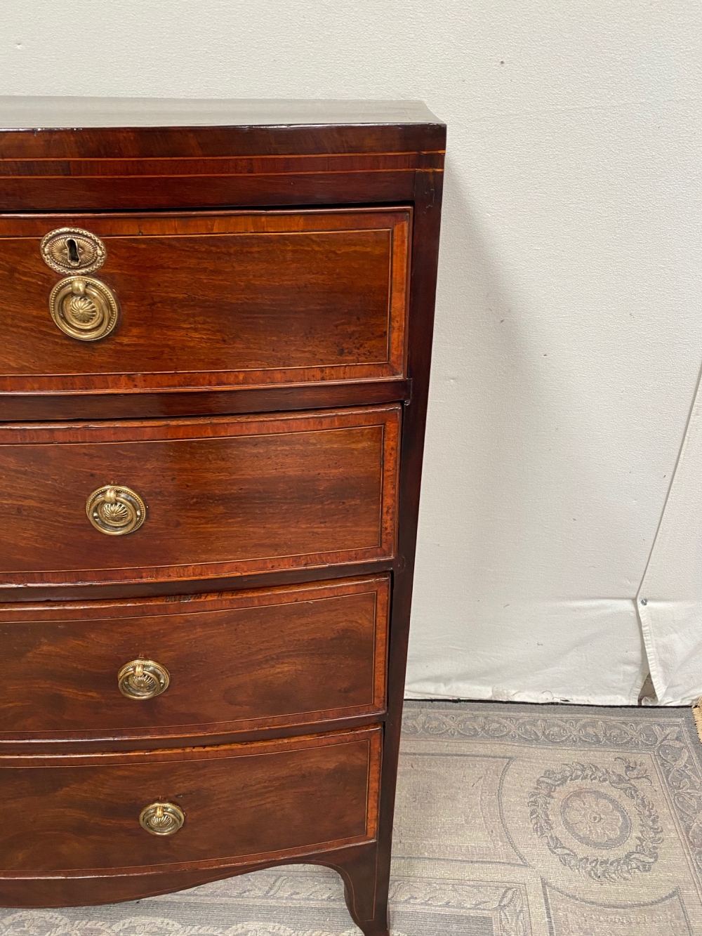 A VERY FINE AND ATTRACTIVE BOW FRONTED REGENCY MAHOGANY CHEST OF DRAWERS, with cross-banded and inla - Image 2 of 6