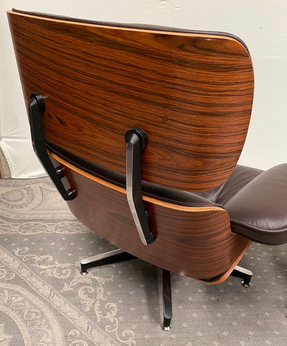 A CONTEMPORARY MID CENTURY MODERN STYLE LEATHER RECLINER CHAIR WITH FOOT STOOL, with rosewood frame - Image 4 of 6
