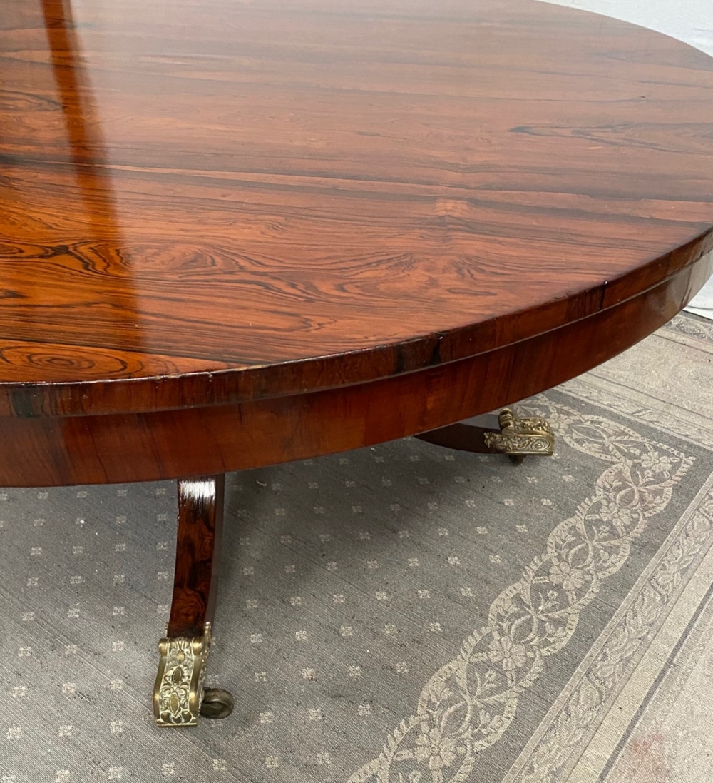 A GOOD QUALITY REGENCY ROSEWOOD CIRCULAR COFFEE TABLE, raised on a short turned column support with - Image 2 of 5