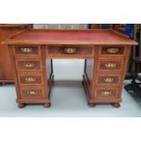 A GOOD QUALITY EARLY 20TH CENTURY OAK DESK, with raised three quarter gallery to the leather top, wi